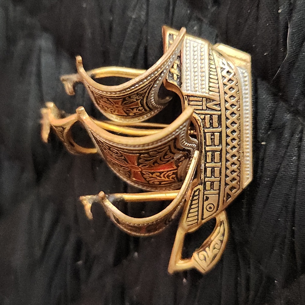 Vintage made in SPAIN ship. Brooch. The detail!!